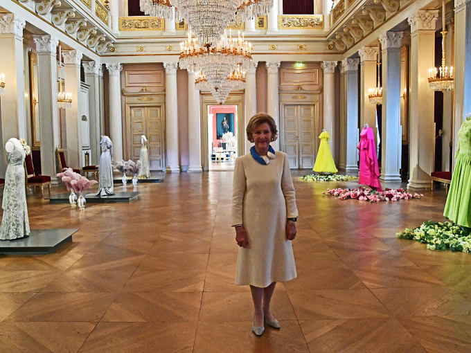 Dronning Sonja i Store festsal der hennes egne gallakjoler er utstilt sammen med Dronning Mauds. Foto: Sven Gj. Gjeruldsen, Det kongelige hoff